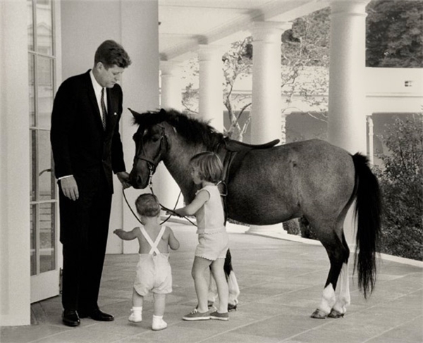 
Tổng thống John F. Kennedy dẫn các con chơi đùa cùng chú ngựa Macaroni.