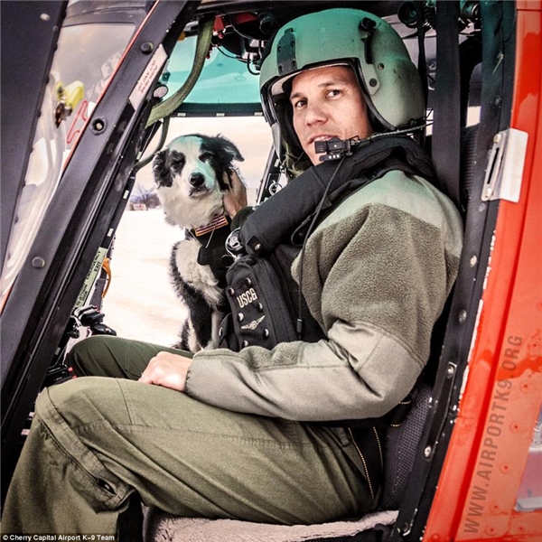 K9 Piper được vào hẳn trực thăng để "post" ảnh cùng phi công. (Ảnh: Internet)
