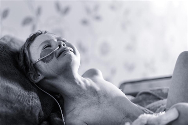 
Hình ảnh của Jessica Whelan đang đau đớn trên giường bệnh khiến cả thế giới rơi nước mắt xót xa.