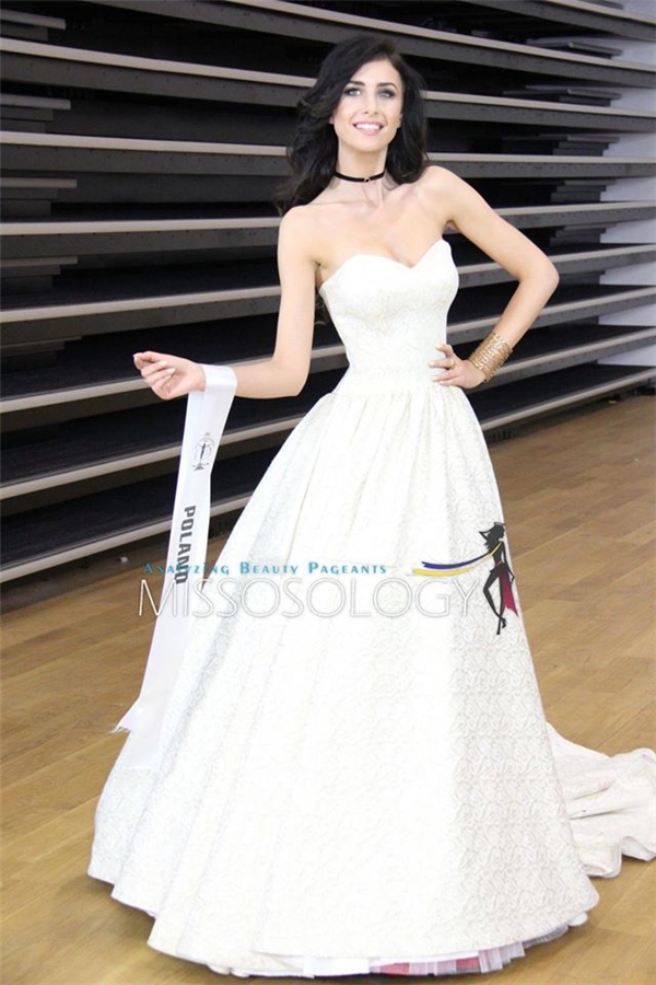 
Hoa hậu chủ nhà Ba Lan diện váy trắng bồng xòe như công chúa trong chuyện cổ tích.