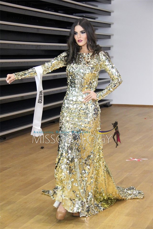 
Hoa hậu Mexico diện váy ánh kim nổi bật.