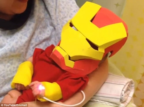 
Bố của Collier đã quyết định tự tay chuẩn bị một bộ trang phục Iron man bằng giấy cho con trai với mong muốn cậu bé sẽ tiếp tục chiến đấu và mau chóng khỏe mạnh. 