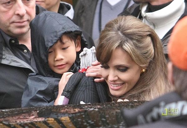 
Angelina Jolie nhận nuôi Pax Thiên vào năm 2007 tại Trung tâm nuôi dưỡng và bảo trợ trẻ em Tam Bình, Việt Nam.