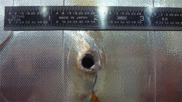Vào năm 2007, tấm tản nhiệt từ tàu con thoi Endeavour bị thủng do va chạm với mảnh rác vũ trụ.