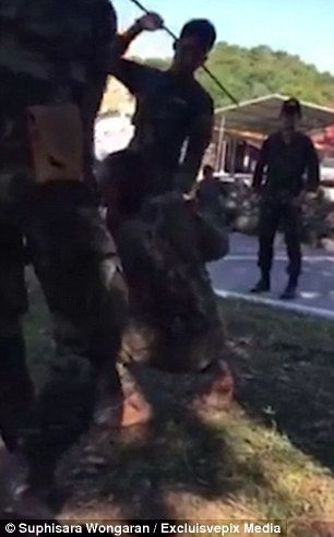 
Cụ thể, trong đoạn video dài một phút rưỡi, một người đàn ông trẻ, ăn mặc như binh lính đang nằm co quắp trên đất với bộ dáng hết sức thảm thương.