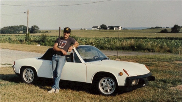 Ông Dave ngày trẻ với chiếc xe Porsche 914 1973 của mình.
