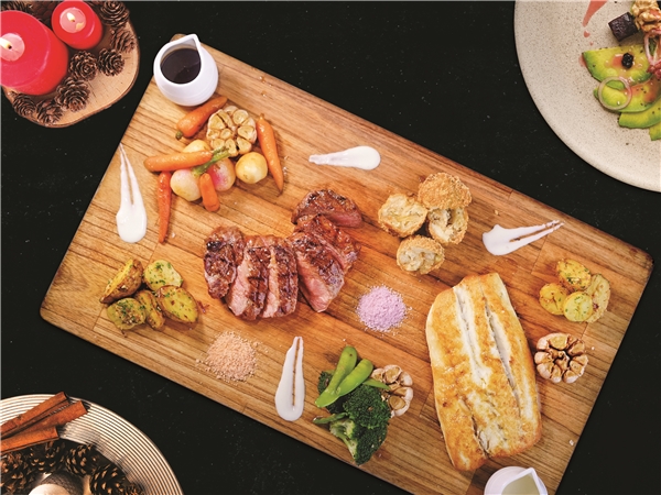 
Cá Chẽm và Thăn Ngoại Bò Úc sẽ là điểm nhấn cho bữa tối Giáng Sinh của bạn tại Chill Dining.