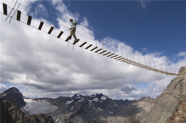 
Một người phụ nữ dũng cảm băng qua cây cầu dây ở British Columbia.