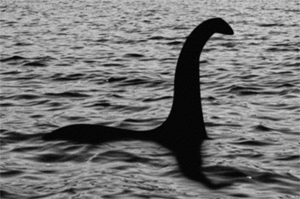
Có người nhận xét con vật trong đoạn clip chính là thủy quái hồ Alaska, giống như quái vật hồ Loch Ness trong truyền thuyết. (Ảnh: Daily Star).