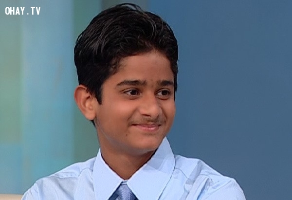 Chàng trai Akrit Jaswal người Ấn Độ từng có chỉ số IQ là 146. Anh bắt đầu thu hút sự chú ý của công chúng vào năm 2000, khi thực hiện ca phẫu thuật đầu tiên ở nhà. Năm lên 7 tuổi, anh đã làm mọi người bị sốc khi phẫu thuật cho một bé gái cùng quê do bị bỏng mà các ngón tay dính chặt vào nhau. Anh đã tập trung trí thông minh phi thường vào y học và trở thành người trẻ nhất được nhận vào một đại học Y ở Ấn Độ (Đại học Punjab), khi chỉ mới 12 tuổi.