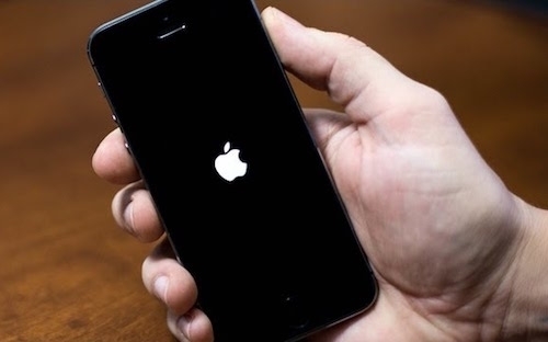 
Cho dù có dùng iPhone 7 chạy iOS 10.2 cũng sẽ gặp lỗi đơ máy khi xem đoạn video trên. (Ảnh: internet)