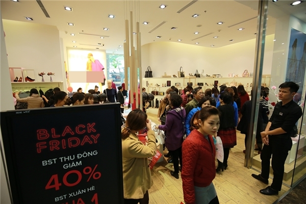 Người Hà Nội chen chúc tại các trung tâm thương mại ngày Black Friday