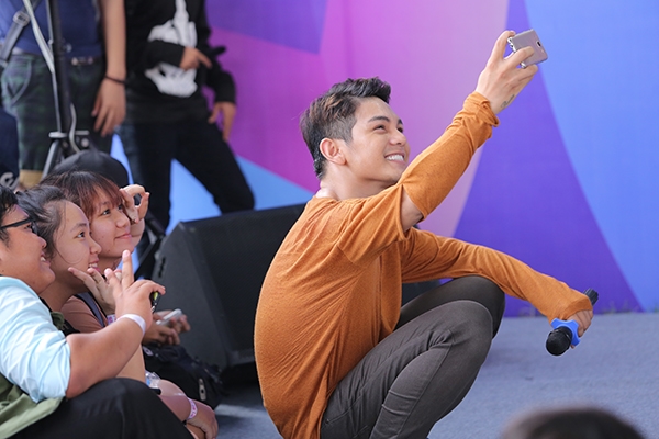 
Nam ca sĩ khiến fans thích thú khi ngồi bệt selfie cùng khán giả.  - Tin sao Viet - Tin tuc sao Viet - Scandal sao Viet - Tin tuc cua Sao - Tin cua Sao