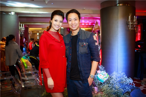 
Cũng trong event, Hồng Quế gặp lại cựu người mẫu Quang Tú. Anh từng hỗ trợ cô trong những năm cô bắt đầu đi làm mẫu.