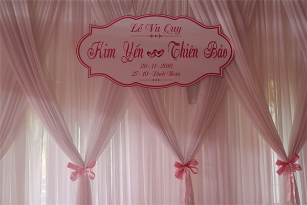 
Không gian hôn lễ được trang trí tông màu hồng nhẹ nhàng, lãng mạn.  - Tin sao Viet - Tin tuc sao Viet - Scandal sao Viet - Tin tuc cua Sao - Tin cua Sao
