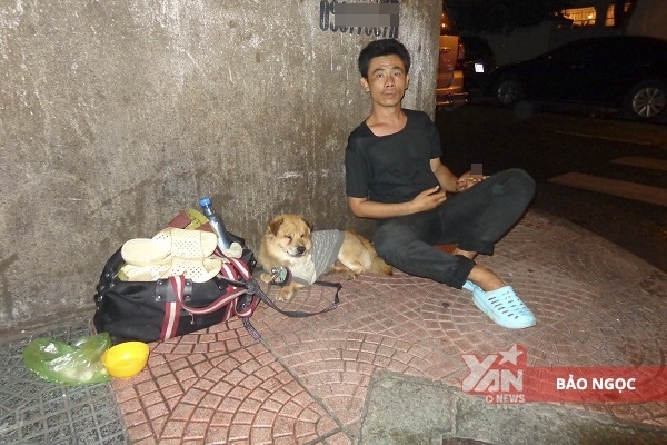 
Chú chó mù và anh đánh giày câm là hình ảnh quen thuộc với người dân khu vực Cao Bá Quát- Thái Văn Lung.