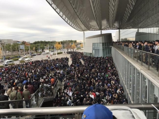 
Hàng nghìn người hâm mộ đủ mọi lứa tuổi đã xếp thành hàng dài 4km trước nơi tổ chức sự kiện để được chạm tay Nanami.
