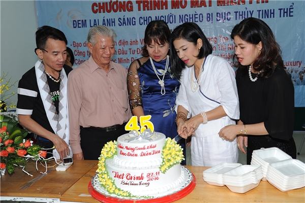 
Việt Trinh cắt bánh sinh nhật và chụp ảnh kỉ niệm cùng mọi người đã đồng hành với mình trong chuyến đi. - Tin sao Viet - Tin tuc sao Viet - Scandal sao Viet - Tin tuc cua Sao - Tin cua Sao