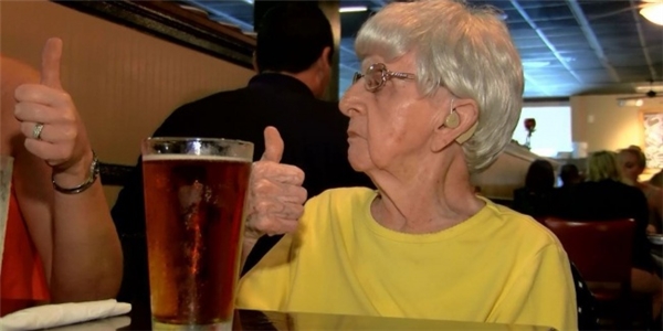 Với cụ bà Mildred Bowers, bia giống như loại thần dược giúp cho cụ sống lâu, sống khỏe.