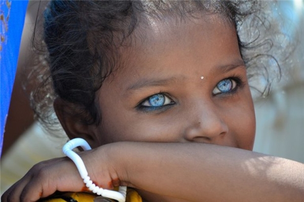 
Ai mà ngờ một em bé có màu da ngăm đen lại có thể sở hữu đôi mắt xanh thẳm hút hồn đến như vậy.