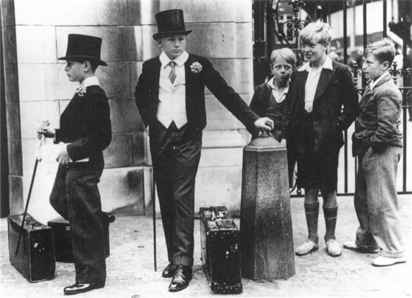 
Những đứa trẻ thuộc các tầng lớp khác nhau trên đường phố nước Anh, 1937.