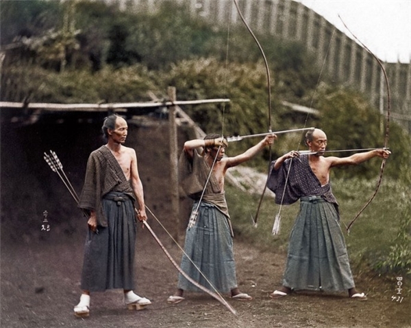 
Các chiến binh Samurai đang tập bắn cung, 1860.