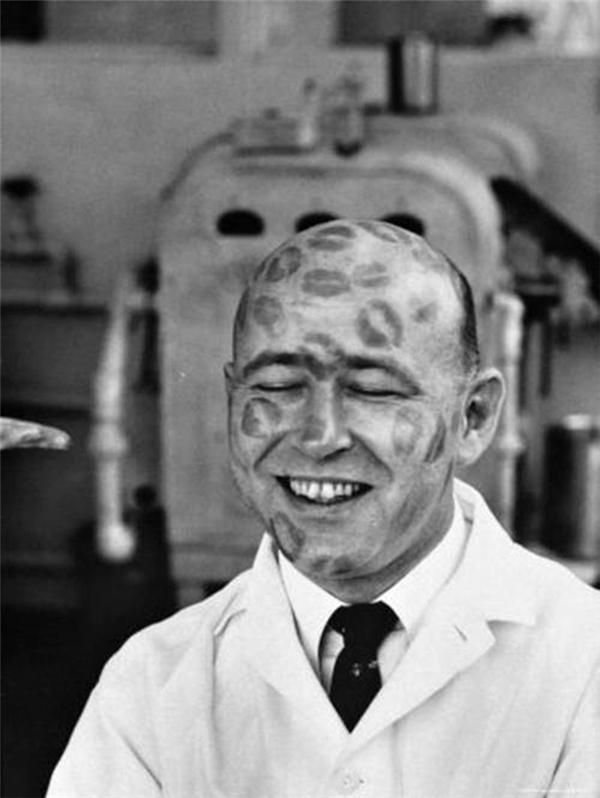 
Một người đàn ông làm mẫu cho một loại son mới ra mắt năm 1950. Vào thời đó, những người đàn ông hói đầu thường được các công ty sản xuất son môi lớn thuê làm mẫu thử son như thế này.