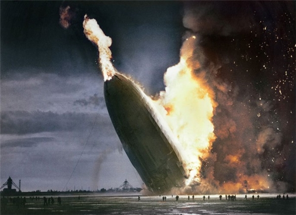 
Khinh khí cầu LZ 129 Hindenburg cháy trụi tại Lakehurst, New Jersey, 1937.