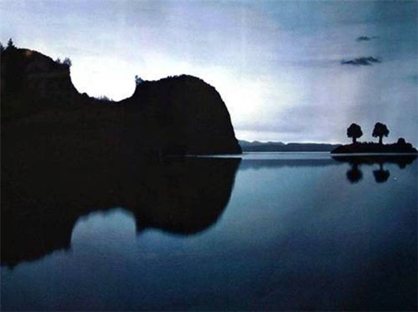 
Hình ảnh ngọn núi và một cái gò nhỏ nằm giữa hồ trong khung cảnh chuẩn bị chào đón ánh bình minh trông khá giống cây đàn ukulele khổng lồ trên mặt nước.