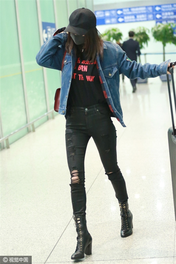 
Dương Mịch đeo khẩu trang kín mít tại sân bay.