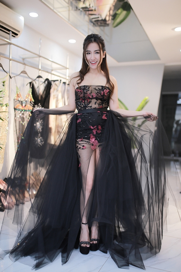
Tham dự giải thưởng năm nay, Trang Moon mang đến một thiết kế váy đen cúp ngực đính đóa hoa đào xinh xắn giúp ngoại hình của cô thêm tỏa sáng, trong đó, đáng chú ý là chiếc đuôi bằng vải lụa mỏng đầy thu hút.