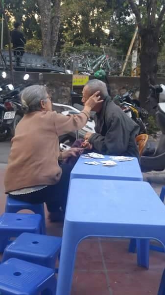 
Khoảnh khắc đáng yêu của hai cụ già ở phố Kim Mã. (Ảnh: Facebook)