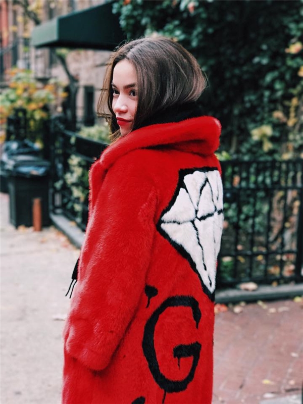 
Nữ ca sĩ thu hút mọi ánh nhìn trên đường phố với chiếc áo khoác lông màu đỏ nổi bật của Gucci. Thiết kế có điểm nhấn là họa tiết viên kim cương to bản ở phía sau.