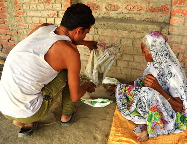 
Cụ Kusmawati chia sẻ bí quyết giúp cụ chữa khỏi hẳn căn bệnh đau dạ dày và sống khỏe mạnh chính là nhờ… ăn cát thay cơm.