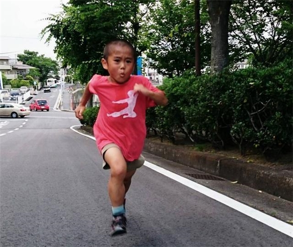 Truyền nhân Lý Tiểu Long mới 6 tuổi đã sở hữu cơ bắp 6 múi