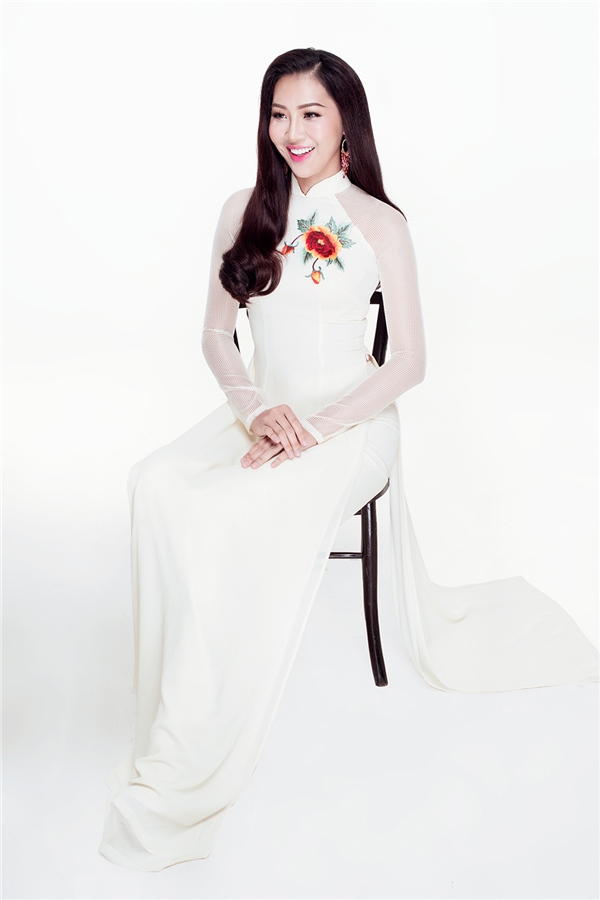 
Ngoài bộ trang phục chính, nhà thiết kế Thuận Việt còn chuẩn bị cho Diệu Ngọc 2 áo dài thêu tay tinh tế để cô diện trong khuôn khổ các sự kiện của Hoa hậu Thế giới 2016.