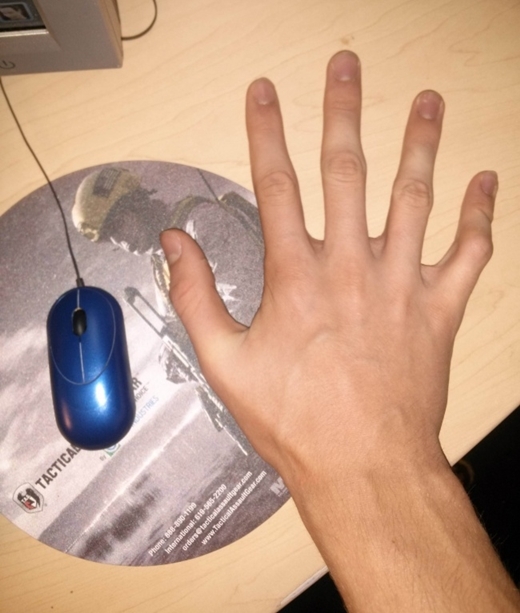 
Tỉ lệ bàn tay của người cao kều so với con chuột máy tính cũng khác hẳn "hạng xoàng".