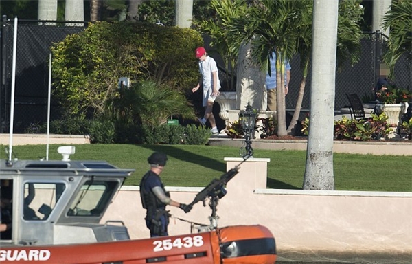 Barron Trump vui chơi trên bãi cỏ của biệt thự, trong khi đó, lực lượng bảo vệ bờ biển Mỹ luôn túc trực, bảo vệ sự an toàn cho cậu bé.