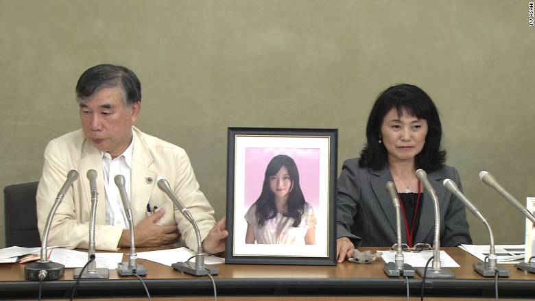 
Theo luật sư và gia đình của Takahashi, cô đã làm thêm 105 giờ mỗi tháng trước khi tự kết thúc cuộc đời mình.