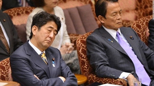 
Thủ tướng Shinzo Abe cũng có lúc ngủ gật cơ mà!