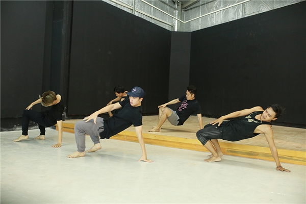 John Huy Trần cùng học trò mướt mồ hôi luyện tập hết mình trên sàn tập