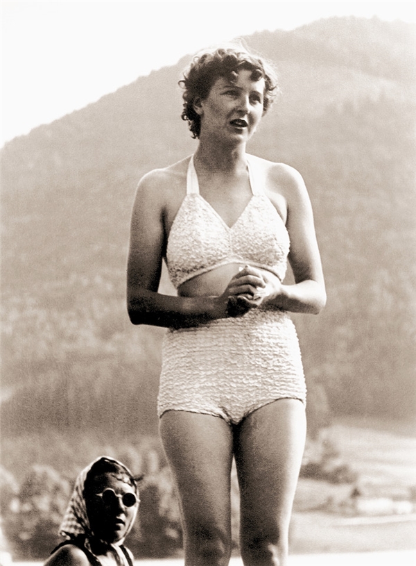 
Eva Braun hầu như không xuất hiện trước công chúng và thậm chí rất ít người Đức biết về sự tồn tại của bà.
