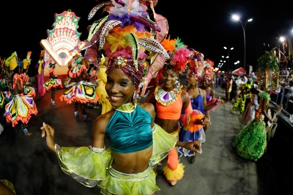 Nhan sắc của những cô gái Cuba và vô số những lễ hội truyền thống trên đường phố sẽ hớp hồn bạn. (Ảnh: Internet)