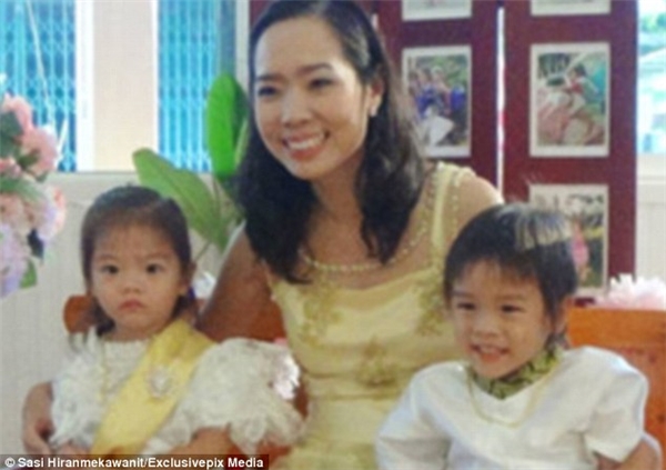 
Mẹ Sasi chụp hình cùng hai người con song sinh được tin là tình nhân kiếp trước của nhau.