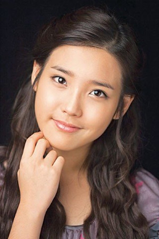 IU debut năm 2008 với hình ảnh một cô ca sĩ khá "chân quê"
