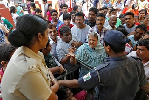 Du khách nước ngoài ra đường ăn xin vì khủng hoảng tiền tệ tại Ấn Độ