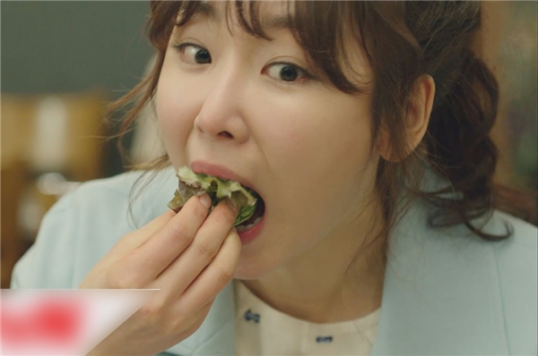 
Sở hữu thân hình "ngọc nữ" vô cùng mỏng manh thế nhưng nữ diễn viên Seo Hyun Jin cho biết cô và bạn của mình có thể cùng lúc ăn hết 15 phần gobchang (ruột non).
