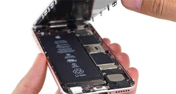 
Apple giải thích do pin của máy tiếp xúc với không khí quá lâu gây sập nguồn. (Ảnh: internet)
