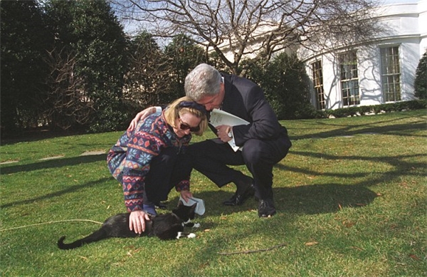 Còn đây là bức ảnh của bà Hillary và chiếc áo khoác gây sốt được chụp vào năm 1997 tại Nhà Trắng.