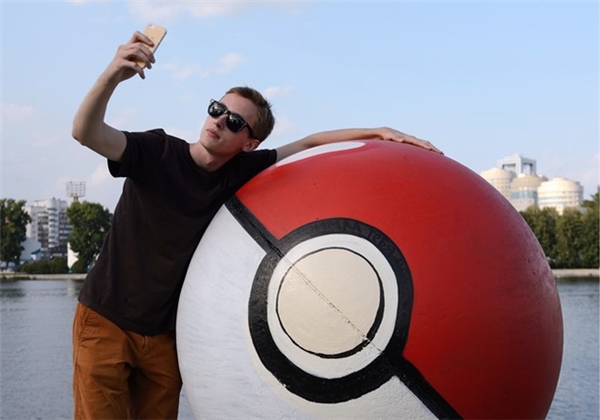 
Hình ảnh selfie của một nam thanh niên với quả Pokeball khổng lồ ở Nga.